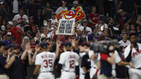 Cleveland Indians fans and players celebrate their win over the Philadelphia at Progressive Field on September 22, 2019 in Cleveland, Ohio. © Getty Images North America / AFP / David Maxwell