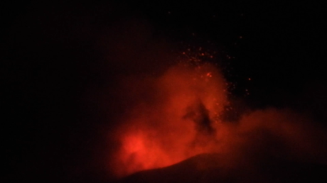 WATCH: Italy&rsquo;s Etna eruption launches flaming debris in the air & creates LAVA FOUNTAINS