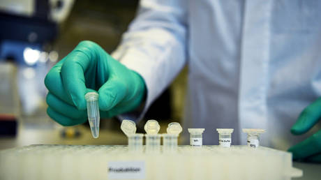 FILE PHOTO: An employee of German biopharmaceutical company CureVac, demonstrates research workflow on a vaccine for the coronavirus disease at a laboratory in Tuebingen, Germany, March 12, 2020. © Reuters / Andreas Gebert