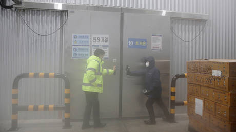 An ultra-cold storage facility at the Korea Superfreeze company prepares to store Pfizer's Covid-19 vaccine in Pyeongtaek, South Korea, December 10, 2020. © Reuters / Heo Ran