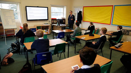 Children sit in a socially distanced classroom at Heath Mount school, amid the outbreak of the coronavirus disease (COVID-19), in Watton at Stone, Britain (FILE PHOTO) © REUTERS/Andrew Couldridge