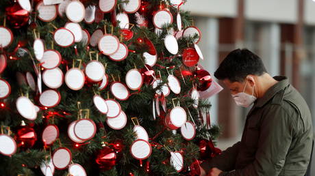 Minister says &lsquo;do the minimum&rsquo; if visiting family at Christmas as experts warn against mixing Covid bubbles