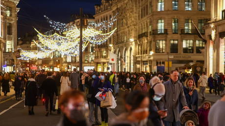 Christmas shoppers wear masks along Regent Street, amid the coronavirus disease (COVID-19) outbreak, in London, Britain (FILE PHOTO) © REUTERS/Simon Dawson