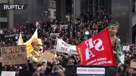 Entertainment workers protest in Paris as venues ordered to stay closed due to coronavirus (VIDEO)