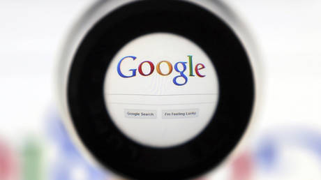 A Google search page is seen through a magnifying glass in this photo illustration taken in Brussels,May 30, 2014 © Reuters / Francois Lenoir