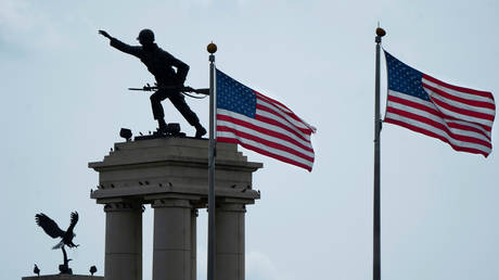 Flags and monuments are seen at the entrance to Fort Benning in Columbus, Georgia, U.S. September 8, 2020 © REUTERS/Elijah Nouvelage