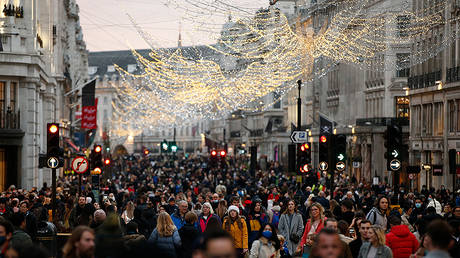 Christmas shoppers walk along Regent Street on December 12, 2020 in London, England. © Getty Images / Hollie Adams