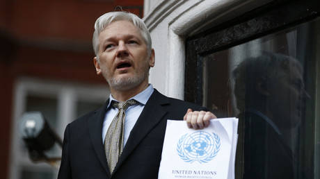 Julian Assange makes a speech from the balcony of the Ecuadorian Embassy, in London, UK, February 5, 2016 © Reuters / Peter Nicholls