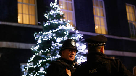 Police officers stand in front of the Downing Street Christmas tree, London, (FILE PHOTO) © REUTERS/Peter Nicholls