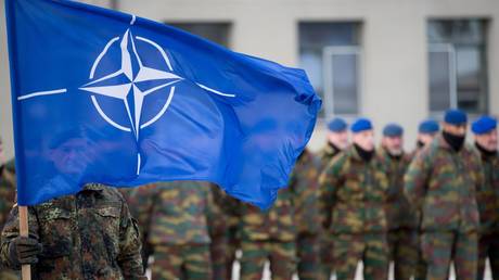 FILE PHOTO A German soldier hoists the Nato flag © Global Look Press/Kay Nietfeld/dpa