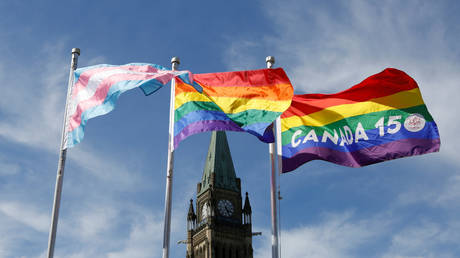 FILE PHOTO: The transgender pride (L), pride (C) and Canada 150 pride flags fly on Parliament Hill in Ottawa, Canada, June 14, 2017 © Reuters / Chris Wattie