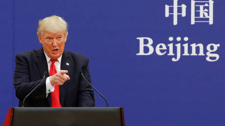 FILE PHOTO: Donald Trump speaks to business leaders during a state visit to Beijing, China, November 9, 2017 © Reuters / Thomas Peter