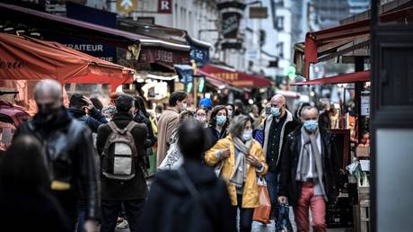 FILE PHOTO People wearing face masks in Paris © AFP / STEPHANE DE SAKUTIN