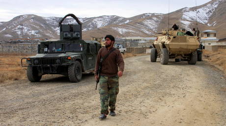 An Afghan National Army soldier keeps watch outside of a military compound after a car bomb blast on the outskirts of Ghazni city, Afghanistan, November 29, 2020. © Reuters / Mustafa Andaleb