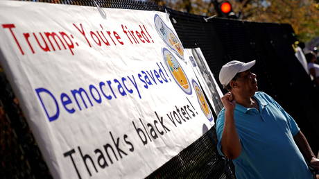 A sign thanking Black voters outside St. John's Church near the White House, in Washington, US, November 8, 2020. © REUTERS/Erin Scott