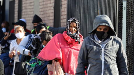 FILE PHOTO: People wait in line for a Los Angeles Mission homeless shelter Thanksgiving meal giveaway, as the global outbreak of the coronavirus disease (COVID-19) continues, in Los Angeles, California, U.S., November 25, 2020. © REUTERS/Lucy Nicholson