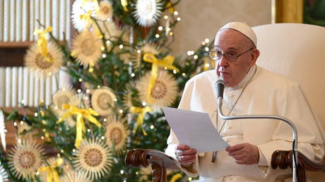 Pope Francis holds the weekly general audience at the Library of the Apostolic Palace at the Vatican, December 16, 2020. © Reuters / Vatican Media