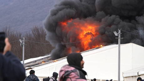 Migrant camp "Lipa" is seen under fire in Bihac, Bosnia and Herzegovina December 23, 2020 © REUTERS/Dzemal Catic