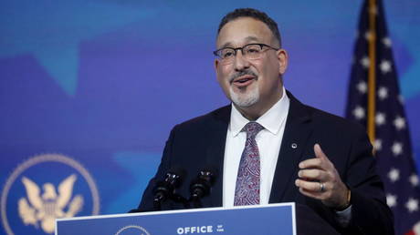 Miguel Cardona gives a speech to news media in Wilmington, Delaware, US, December 23, 2020 © Reuters / Leah Millis