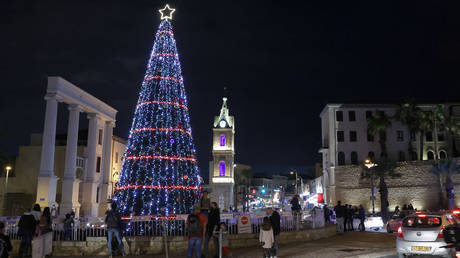 A view of the Christmas tree in the centre of Israel’s Mediterranean coastal city of Jaffa after a lighting ceremony, during the COVID-19 coronavirus pandemic. © AFP / JACK GUEZ