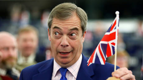 Nigel Farage holds a Union Flag (FILE PHOTO) © REUTERS/Vincent Kessler TPX IMAGES OF THE DAY