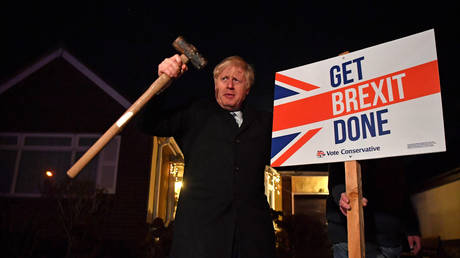FILE PHOTO: Boris Johnson poses with a sledgehammer,in the garden of a supporter in South Benfleet, Britain, December 11, 2019 © Reuters / Ben Stansall