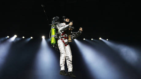 He&rsquo;s back: LA&rsquo;s enigma &lsquo;jetpack man&rsquo; spotted AGAIN soaring thousands of feet over California coast, FAA remains baffled (VIDEO)
