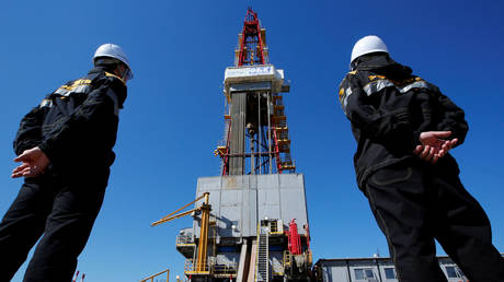 FILE PHOTO: The Rosneft-owned Prirazlomnoye oil field outside the West Siberian city of Nefteyugansk, Russia © Reuters / Sergei Karpukhin
