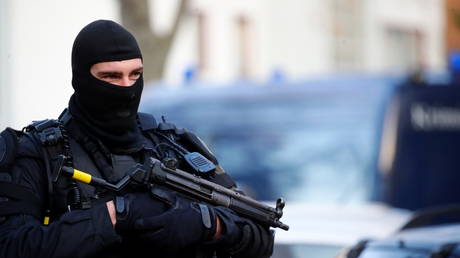 Four people seriously injured in shooting in Berlin as police launch manhunt for perpetrators