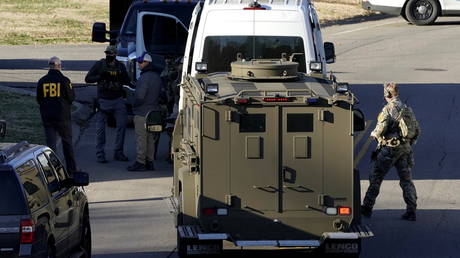 Investigators gather outside a house in Antioch, Tennessee, December 26, 2020. © Reuters / Harrison McClary