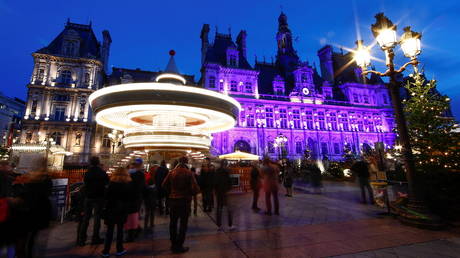 Christmas holiday lights in Paris © Reuters / Gonzalo Fuentes