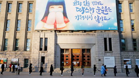 People wait in a line to undergo the coronavirus disease test at a testing site which is temporarily set up at City Hall Plaza in Seoul, South Korea, December 18, 2020. © Reuters / Heo Ran