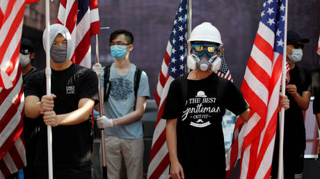 Anti-government protesters hold US flags during rally at the University of Hong Kong, China, September 2019. © Jorge Silva / Reuters