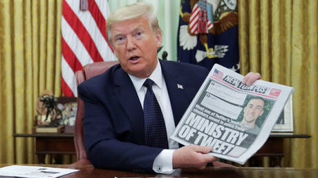 FILE PHOTO. Donald Trump holds up a front page of the New York Post. ©REUTERS / Jonathan Ernst