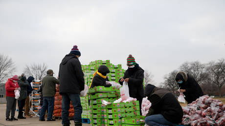 Volunteers from Forgotten Harvest food bank sort and separate different goods before a mobile pantry distribution ahead of Christmas, in Warren, Michigan, U.S., December 21, 2020. © REUTERS/Emily Elconin