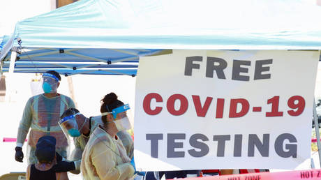 FILE PHOTO: Free coronavirus disease (COVID-19) testing is provided by the City of Denver during an event in Denver, Colorado, U.S., June 20, 2020. © REUTERS/Kevin Mohatt