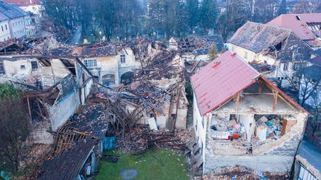 Powerful aftershock disrupts mayor’s TV interview on streets of Croatian city devastated by earthquake (VIDEO)