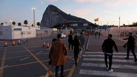 Gibraltarian citizens cross the country's border from Spanish side, December 24, 2020 © Reuters / Jon Nazca