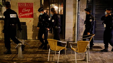 French police officers patrol in the streets of Lille during the late-night curfew. © Reuters / Pascal Rossignol