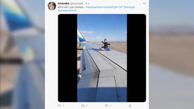Man arrested for invading tarmac & climbing on wing of packed passenger airliner in Las Vegas (VIDEO)