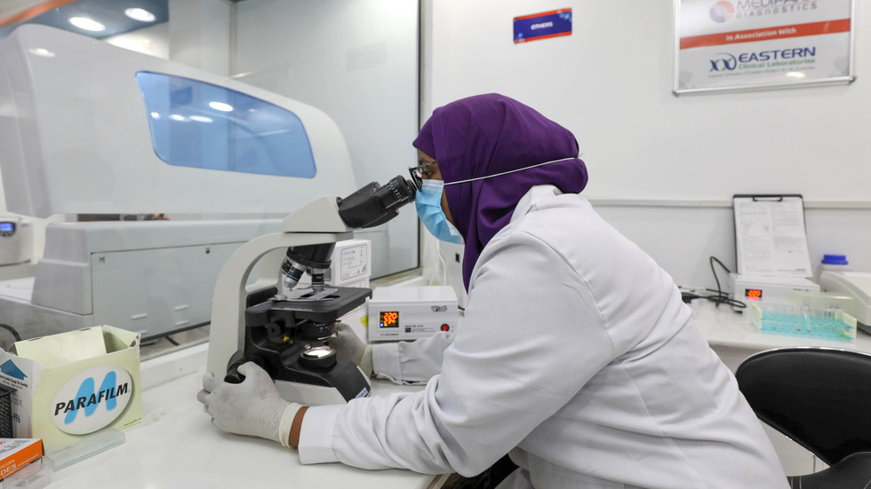 La variante de Covid-19 de Sudáfrica se une más fácilmente a las células humanas, haciéndola más infecciosa, dice un asesor del gobierno – RT World News
