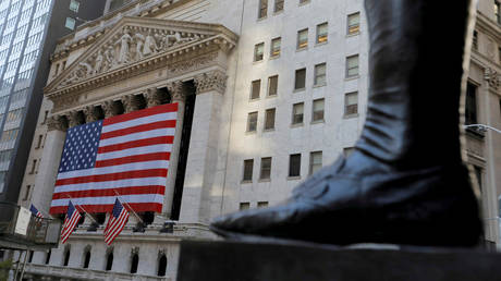 FILE PHOTO: The boot on the statue of George Washington across from the New York Stock Exchange (NYSE) © Reuters / Andrew Kelly