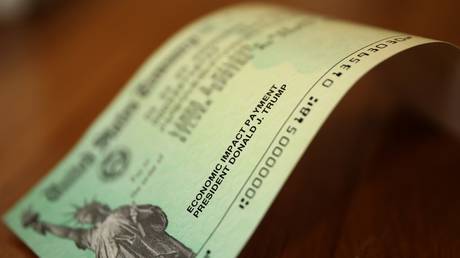 FILE PHOTO: One of the stimulus checks mailed to Americans in April 2020 © AFP / Chip Somodevilla