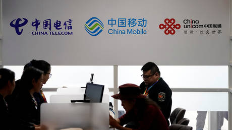 FILE PHOTO: Signs of China Telecom, China Mobile, China Unicom that are set to be delisted from the NYSE © Reuters / Aly Song