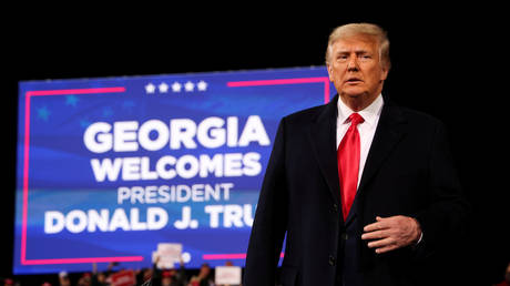 U.S. President Donald Trump attends a campaign rally for Republican U.S. senators David Perdue and Kelly Loeffler, ahead of their January runoff elections in Valdosta, Georgia, U.S., December 5, 2020. © REUTERS/Jonathan Ernst -