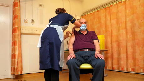 Brian Pinker, 82, receives the AstraZeneca Covid-19 vaccine at the Churchill Hospital in Oxford, Britain January 4, 2021 © Steve Parsons/Pool via REUTERS