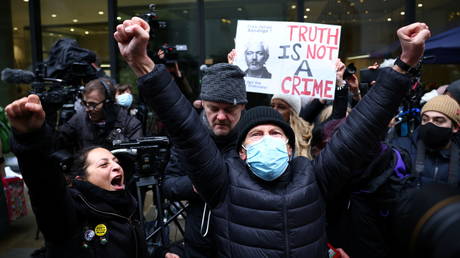 People celebrate after a judge ruled that WikiLeaks founder Julian Assange should not be extradited to the United States the Central Criminal Court, in London, UK. © REUTERS/Henry Nicholls