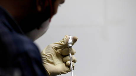 A medic fills a syringe with COVAXIN before administering it to a health worker during its trials (FILE PHOTO) © REUTERS/Amit Dave/File Photo