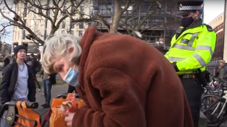 London police hassle old woman for feeding birds, tell her to &lsquo;DISPERSE&rsquo; because of Covid-19 restrictions