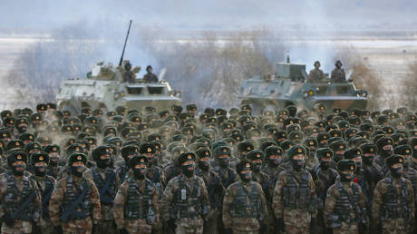 Chinese People’s Liberation Army soldiers during an exercise in Kashgar, China, January 4, 2021. © STR / AFP